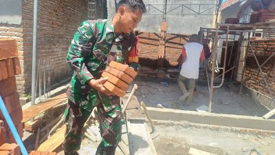 Babinsa Koramil Jombang Turun Tangan Bantu Warga Bangun Rumah