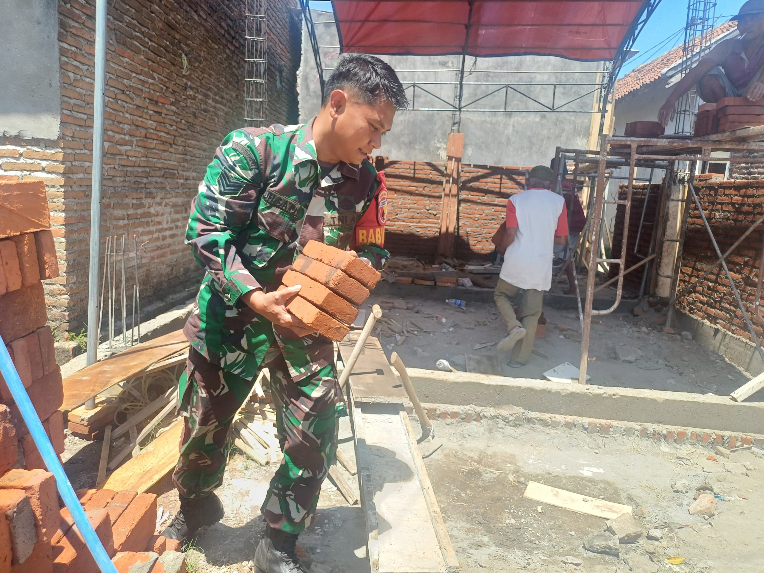 Babinsa Koramil Jombang Turun Tangan Bantu Warga Bangun Rumah