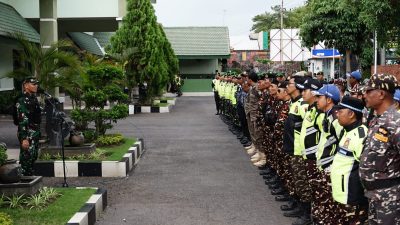 Dandim 0814/Jombang Letkol Kav Dicky Prasojo memimpin apel siskamling bersama unsur Komponen Pendukung (Komduk) dan elemen masyarakat di Jombang, Senin (15/9/2025). (ist)