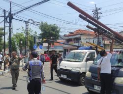 Pemkab Jombang Tertibkan Tiang dan Kabel Fiber Optik di Kawasan Taman Informasi