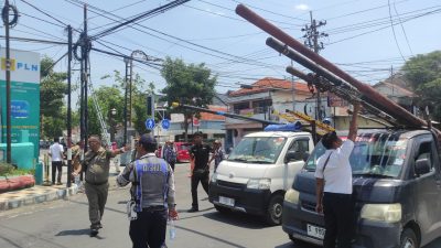 Pemkab Jombang Tertibkan Tiang dan Kabel Fiber Optik di Kawasan Taman Informasi