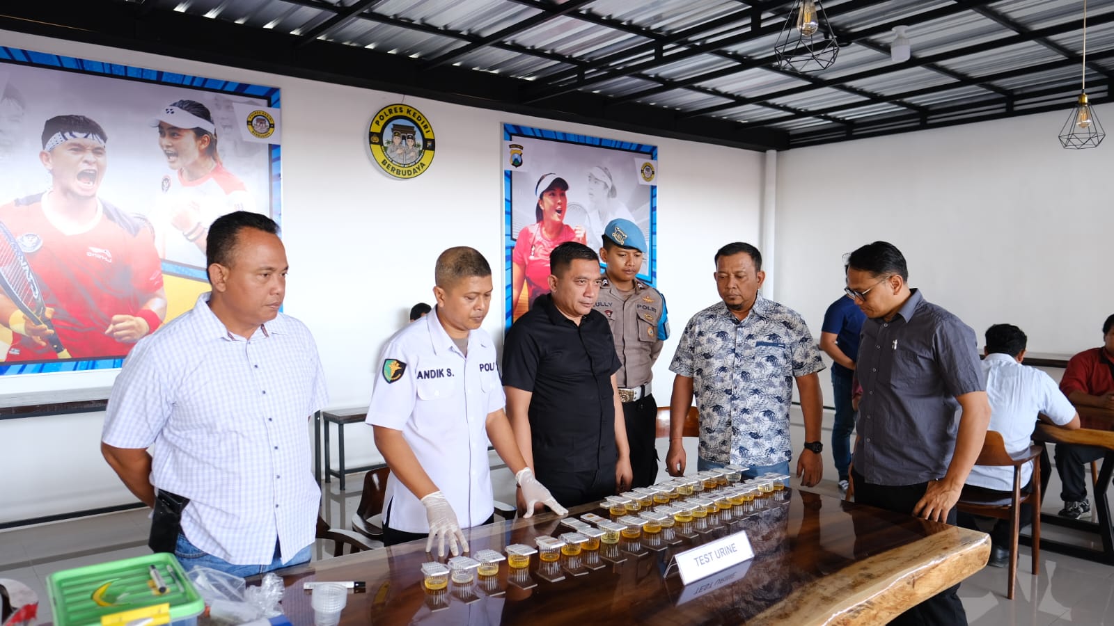 Puluhan Anggota Satresnarkoba Polres Kediri Jalani Tes Urine Mendadak, Semua Negatif