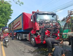 Truk Rokok Ringsek Usai Hantam Belakang Tronton, Sopir Selamat