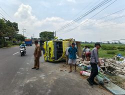 Truk Bermuatan Semen Terguling, Warung Es Degan di Plosoklaten Jadi Sasaran