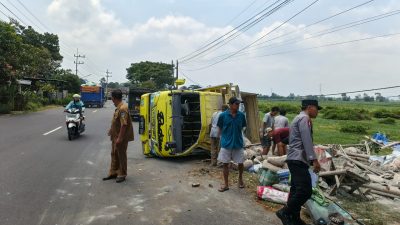 Truk Bermuatan Semen Terguling, Warung Es Degan di Plosoklaten Jadi Sasaran
