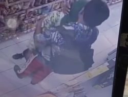 Viral, Video Diduga Dua Pelajar Bermesraan di Minimarket Jombang