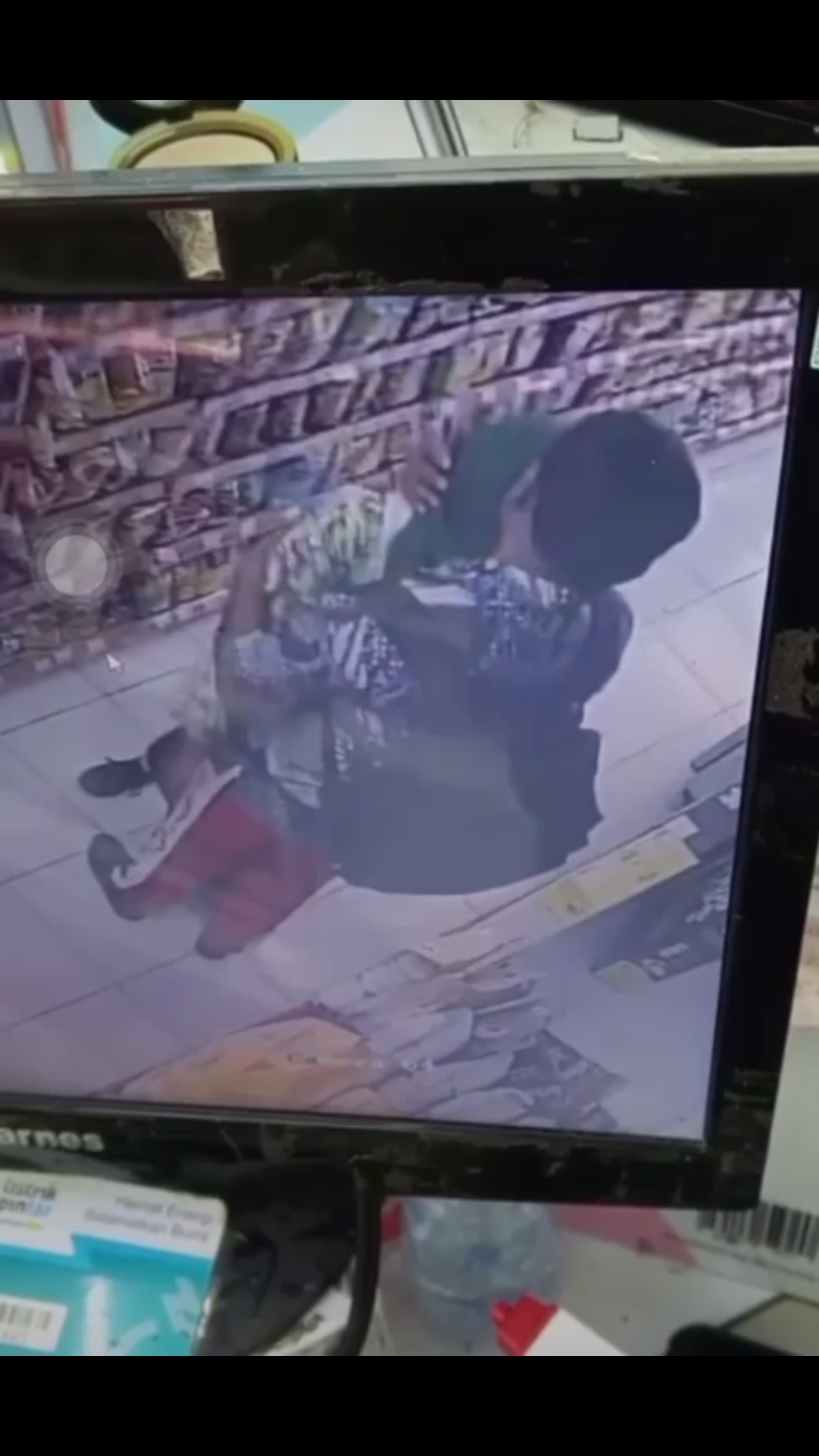 Viral, Video Diduga Dua Pelajar Bermesraan di Minimarket Jombang