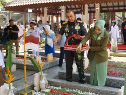 HUT ke-80 TNI, Pangdam V/Brawijaya Ziarah ke Makam Gus Dur dan Masyayikh Tebuireng
