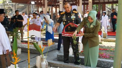 HUT ke-80 TNI, Pangdam V/Brawijaya Ziarah ke Makam Gus Dur dan Masyayikh Tebuireng