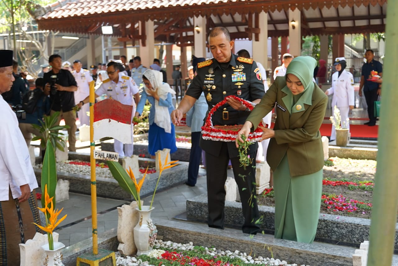 HUT ke-80 TNI, Pangdam V/Brawijaya Ziarah ke Makam Gus Dur dan Masyayikh Tebuireng