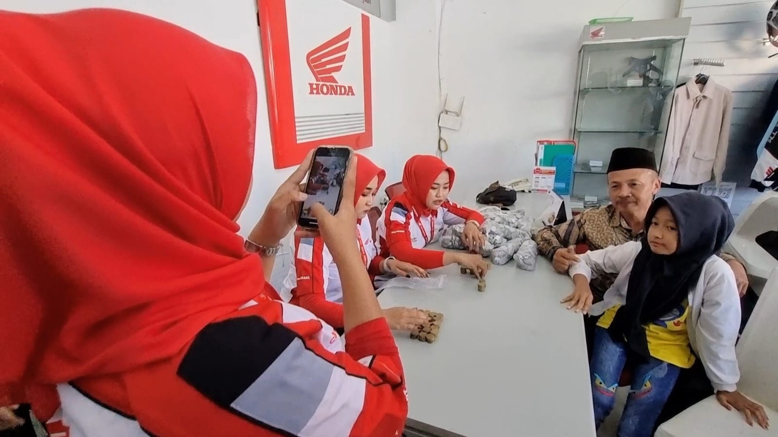 Lima Tahun Menabung, Warga Ponorogo Beli Motor Pakai Koin Rp500 dan Rp1.000