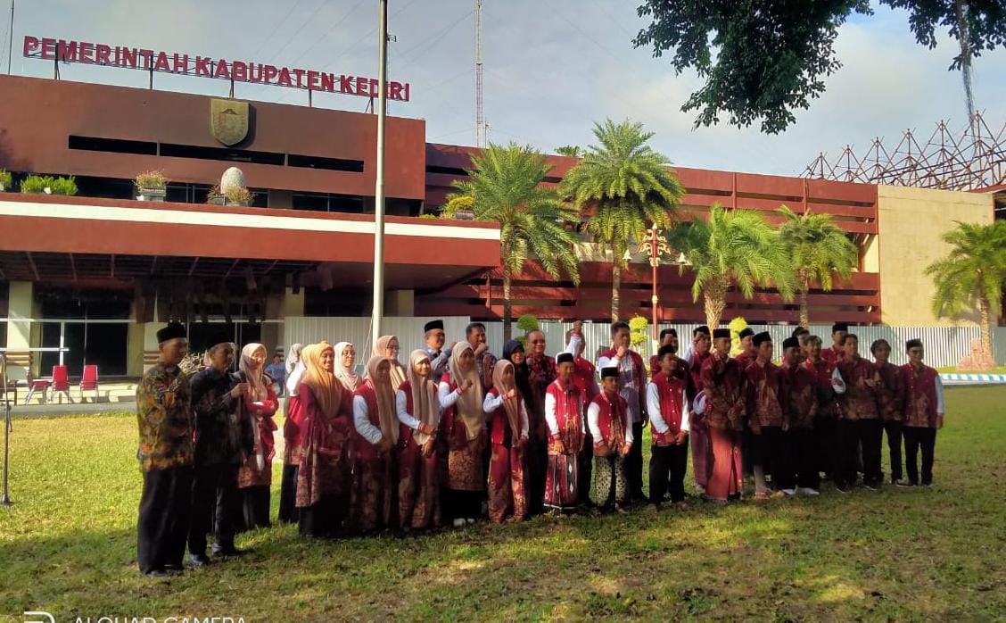 Kontingen MTQ Kabupaten Kediri Diberangkatkan, Target Pertahankan Prestasi