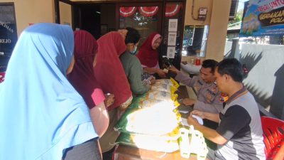 Gerakan Pangan Murah di Polsek Ringinrejo Diserbu Ratusan Ibu-Ibu