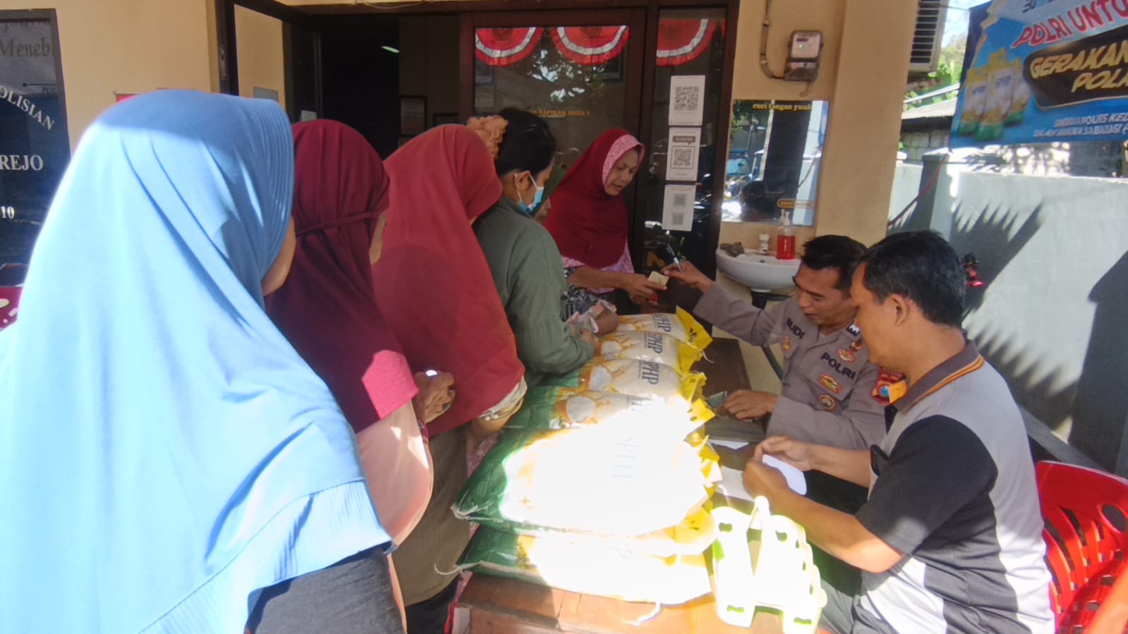 Gerakan Pangan Murah di Polsek Ringinrejo Diserbu Ratusan Ibu-Ibu