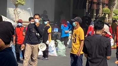 Sampah Pasca Kerusuhan Pemkab Kediri Capai 73 Ton, Didominasi Kayu dan Besi