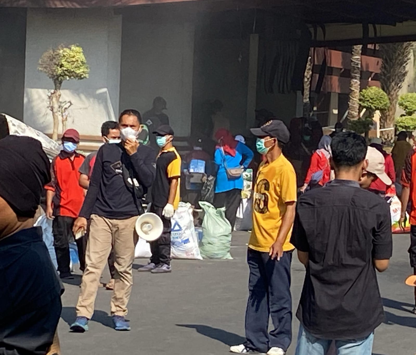 Sampah Pasca Kerusuhan Pemkab Kediri Capai 73 Ton, Didominasi Kayu dan Besi