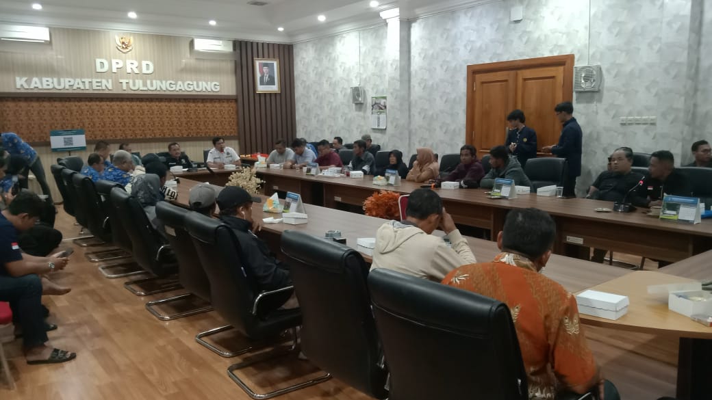 Sejumlah warga ketika hearing ke dewan. (Ist)