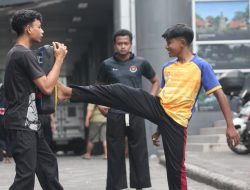 Atlet PAB Wates Lakukan Pemanasan Sebelum Turun Arena Silat di HCC SLG