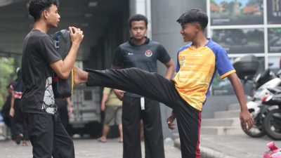 Atlet PAB Wates Lakukan Pemanasan Sebelum Turun Arena Silat di HCC SLG