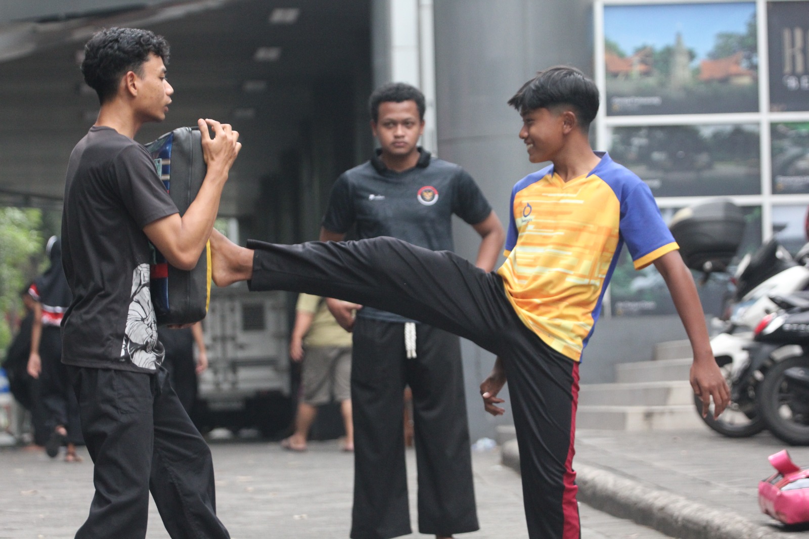 Atlet PAB Wates Lakukan Pemanasan Sebelum Turun Arena Silat di HCC SLG
