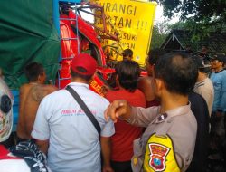 Hindari Motor Terguling, Truk Gandeng Hantam Pohon di Jalan Raya Kediri–Blitar