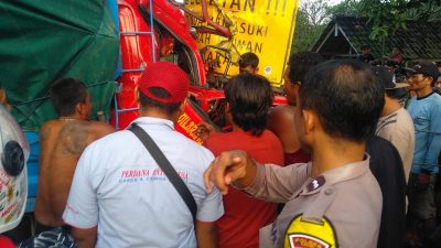 Hindari Motor Terguling, Truk Gandeng Hantam Pohon di Jalan Raya Kediri–Blitar