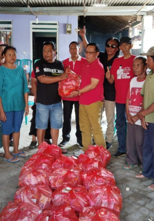 DPC PDI Perjuangan Kediri Salurkan Bantuan ke Warga Besowo Kepung Terdampak Puting Beliung
