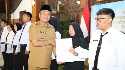 Bupati Sunu Serahkan SK kepada 77 PPPK, Ingatkan Jangan Hanya Sekadar Absen