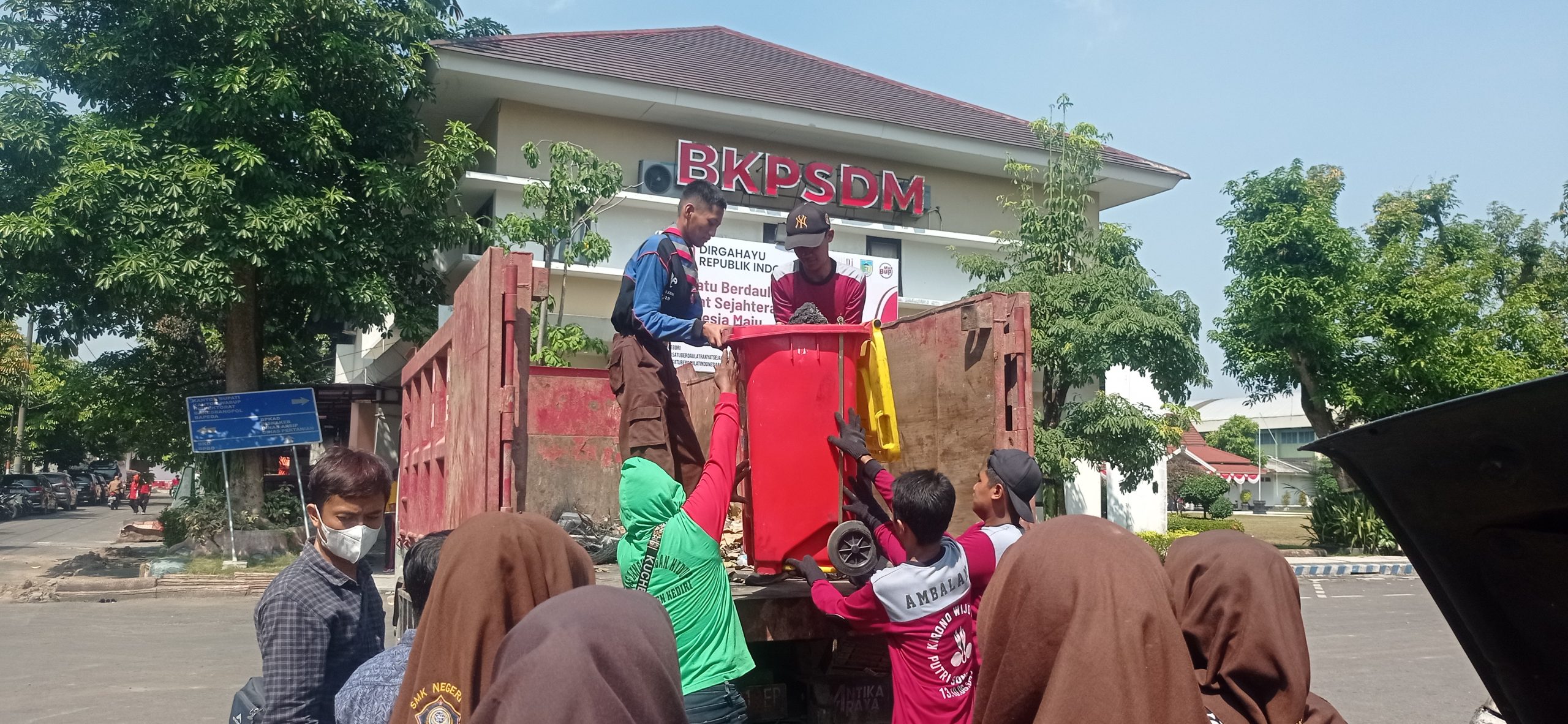 Maraton Pembersihan Pasca Kebakaran, Pemkab Kediri Libatkan ASN dan Relawan