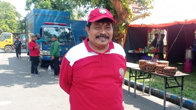 Guru PGRI Kediri Gelar Kerja Bakti Bersihkan Sisa Kebakaran Kantor Pemkab