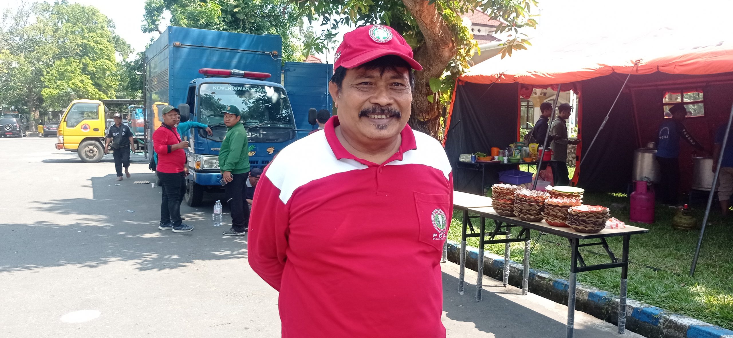 Guru PGRI Kediri Gelar Kerja Bakti Bersihkan Sisa Kebakaran Kantor Pemkab