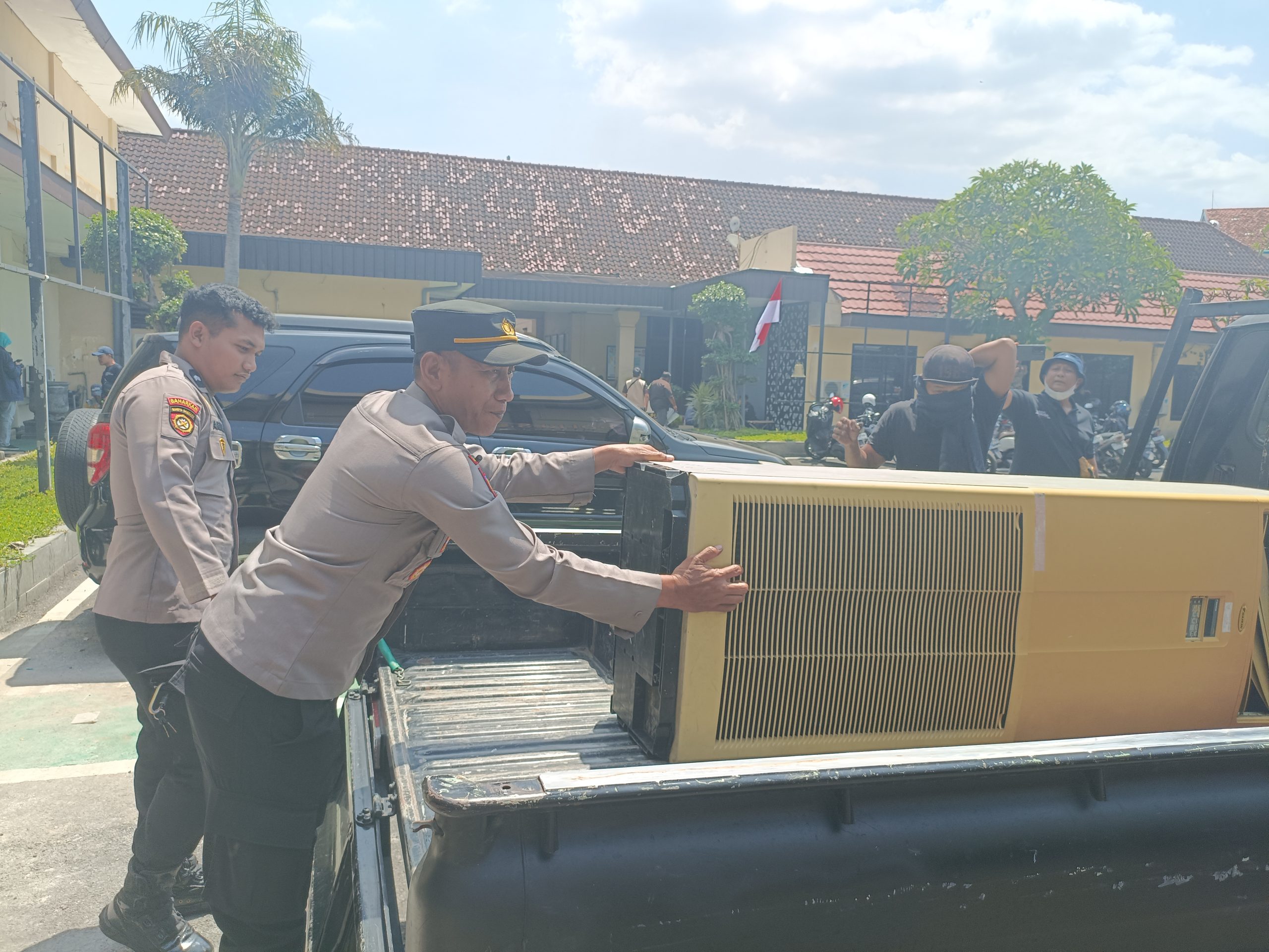 Barang Jarahan Demo Dikembalikan ke Polres Kediri Kota, Ada Pagar Besi hingga Pohon Bonsai
