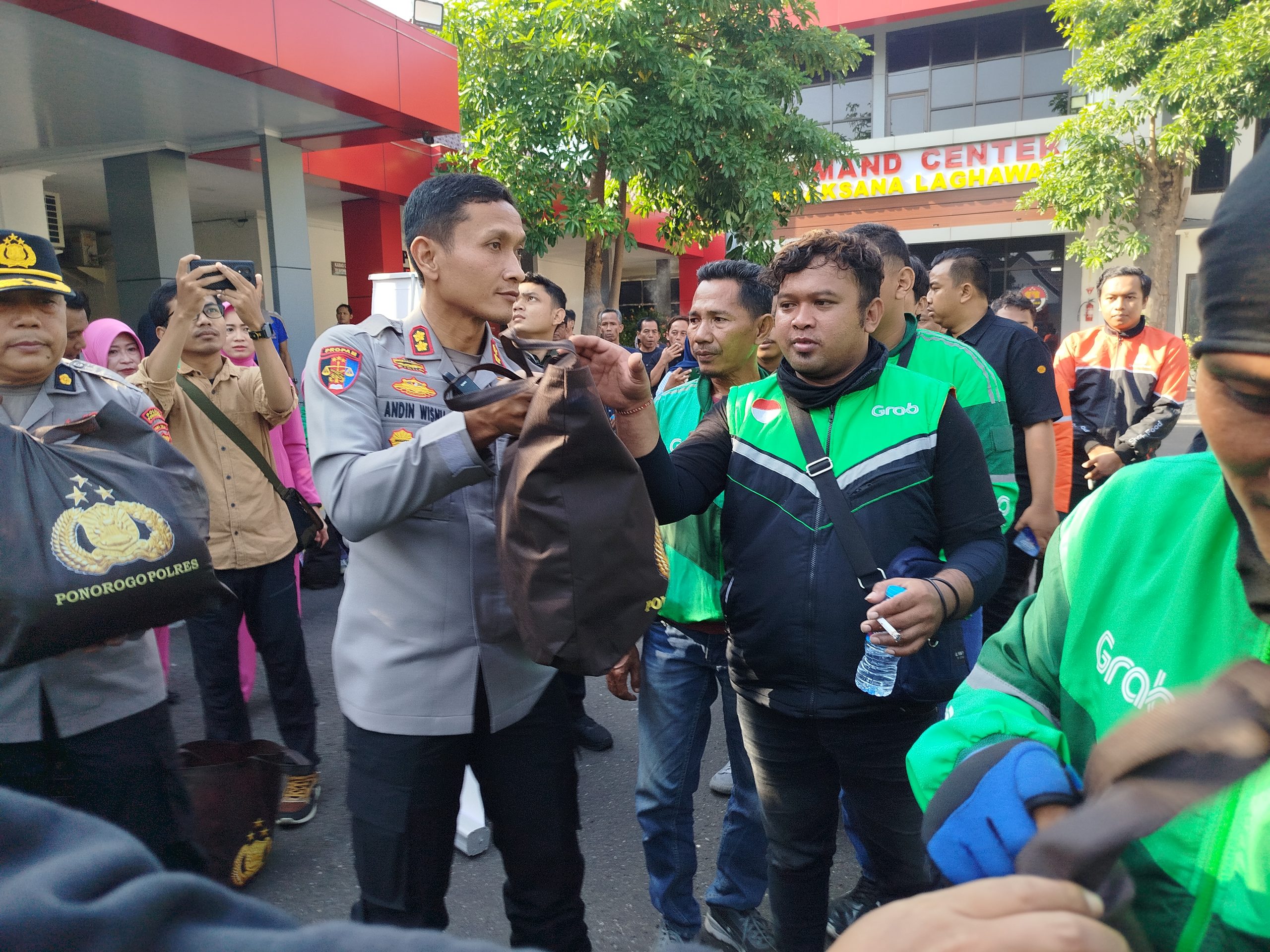 olres Ponorogo Apresiasi Ojol dengan Ratusan Paket Sembako