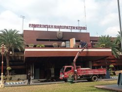 Barang Sisa Kebakaran Pemkab Kediri Dievakuasi Menggunakan Mobil Crane