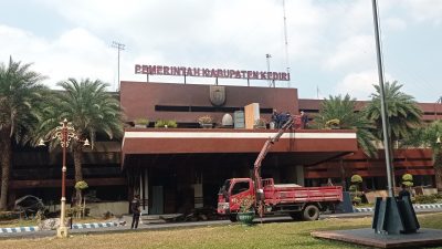 Barang Sisa Kebakaran Pemkab Kediri Dievakuasi Menggunakan Mobil Crane