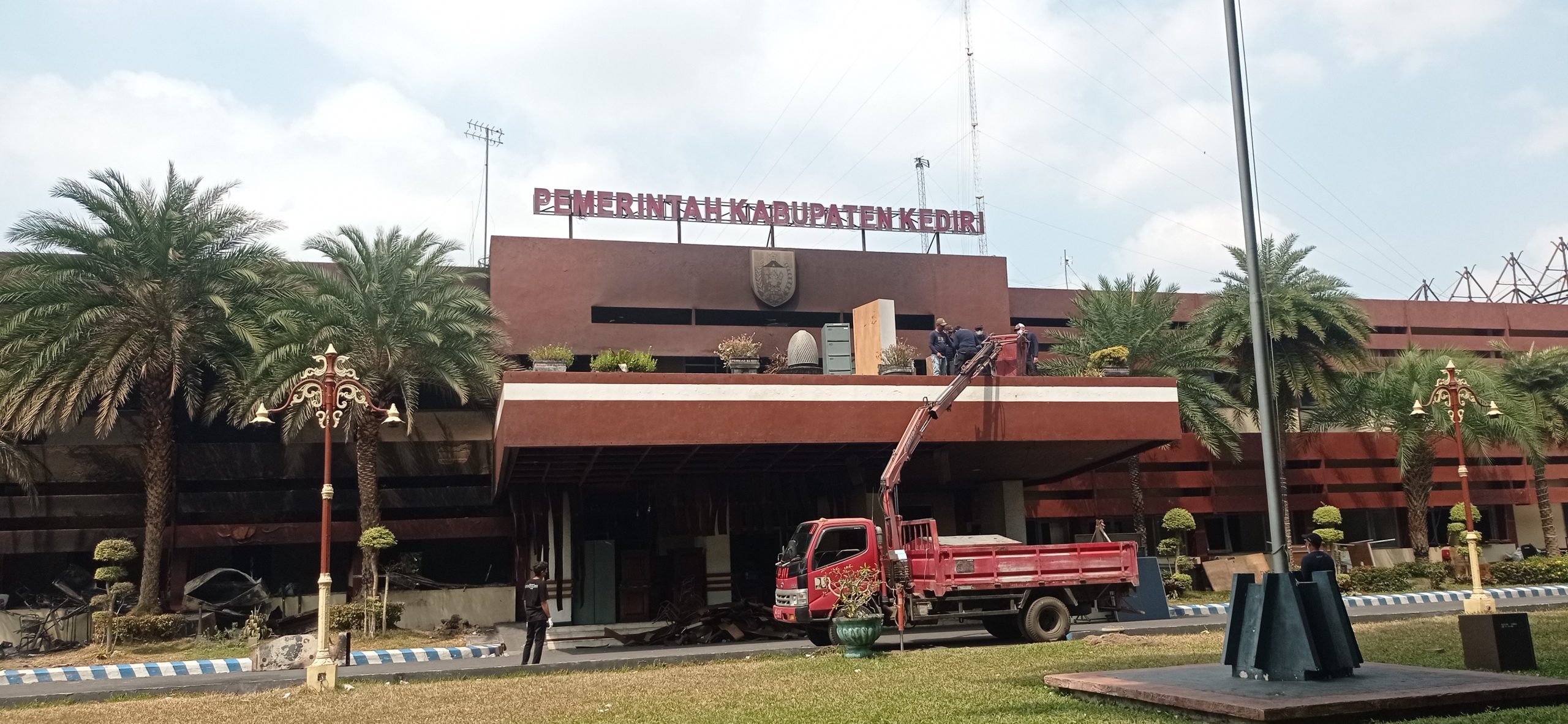 Barang Sisa Kebakaran Pemkab Kediri Dievakuasi Menggunakan Mobil Crane