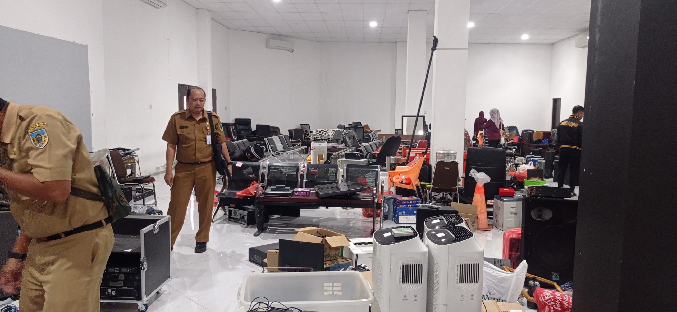 Pemkab Kediri Mulai Ambil Kembali Barang Inventaris yang Dijarah Massa