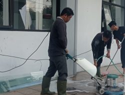 Tidak Sekadar Dipel, Lantai Pemkab Kediri Dibersihkan dengan Alat Khusus Hilangkan Kerak Pasca Kebakaran