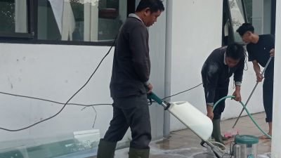 Tidak Sekadar Dipel, Lantai Dibersihkan dengan Alat Khusus Hilangkan Kerak Pasca Kebakaran
