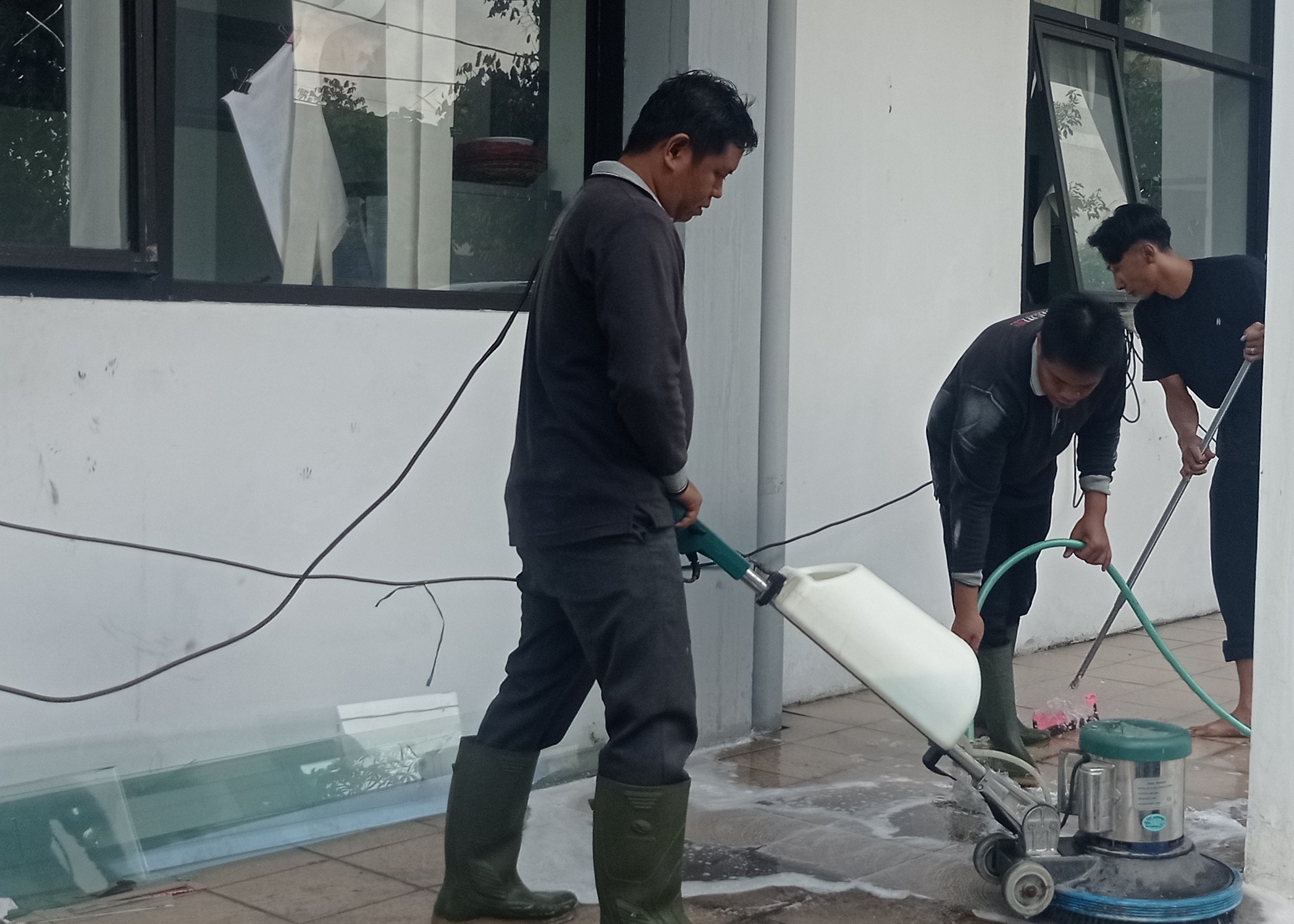 Tidak Sekadar Dipel, Lantai Dibersihkan dengan Alat Khusus Hilangkan Kerak Pasca Kebakaran