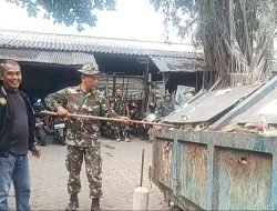 Puluhan Tentara Menyapu dan Membersihkan Sampah di Pasar Pahing, Ternyata Karena Ini