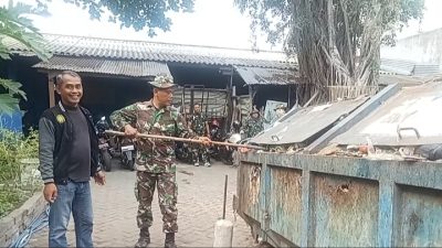 Puluhan Tentara Menyapu dan Membersihkan Sampah di Pasar Pahing, Ternyata Karena Ini