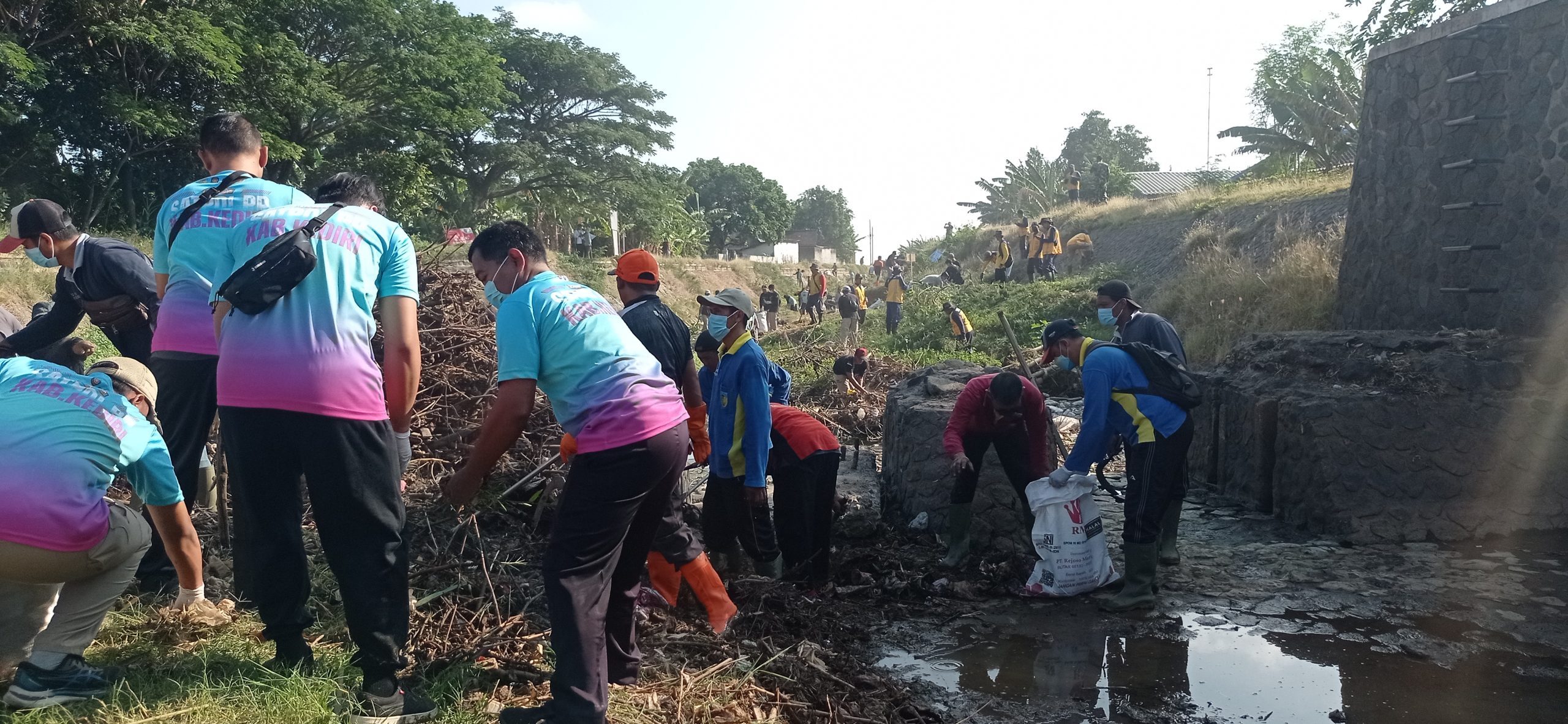 DLH Kediri Gelar Aksi Bersih Sungai dalam Rangka World Cleanup Day 2025