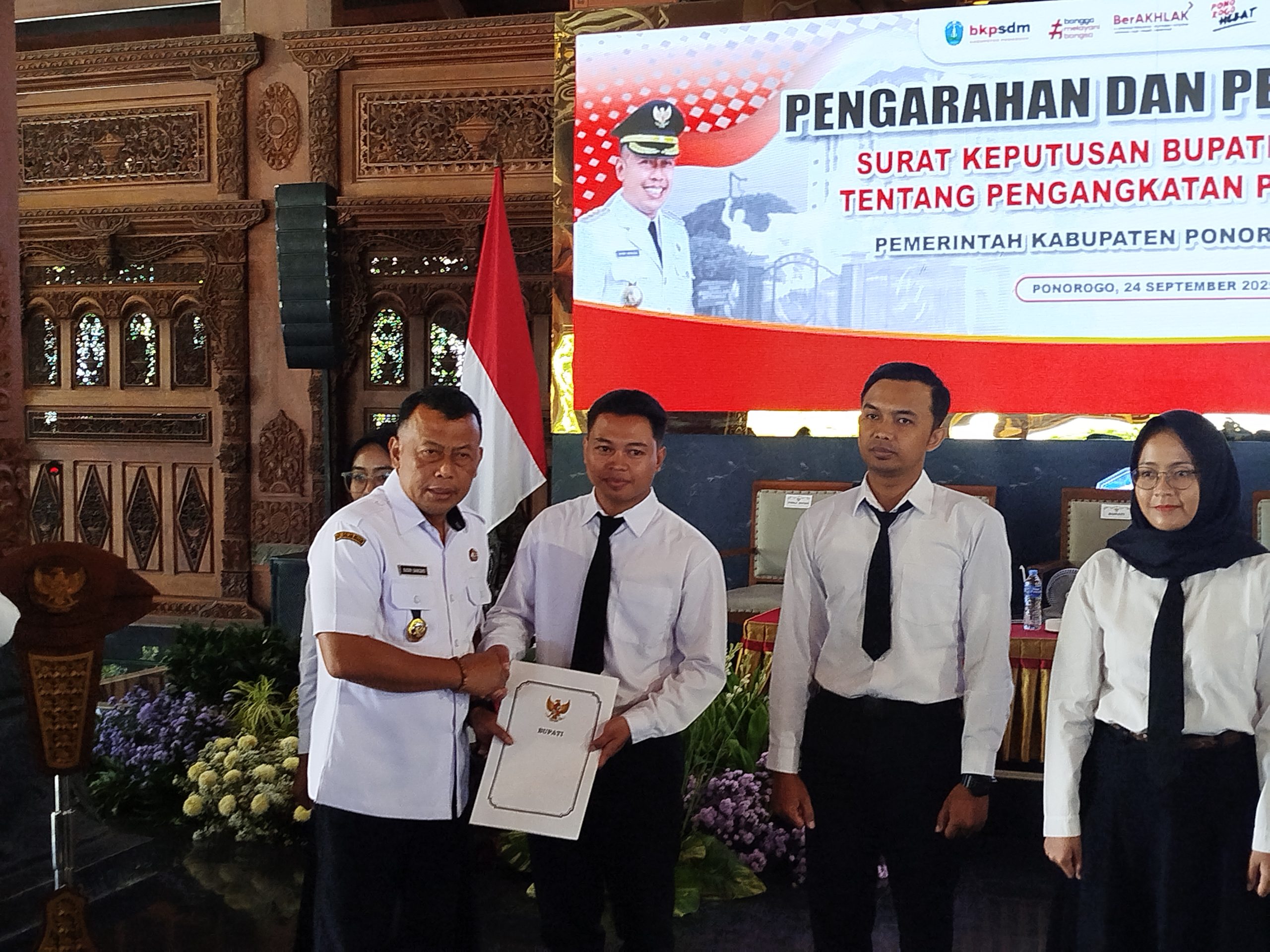 Pengabdian Tenaga Honorer Terbayar, Pemkab Ponorogo Serahkan Ratusan SK PPPK