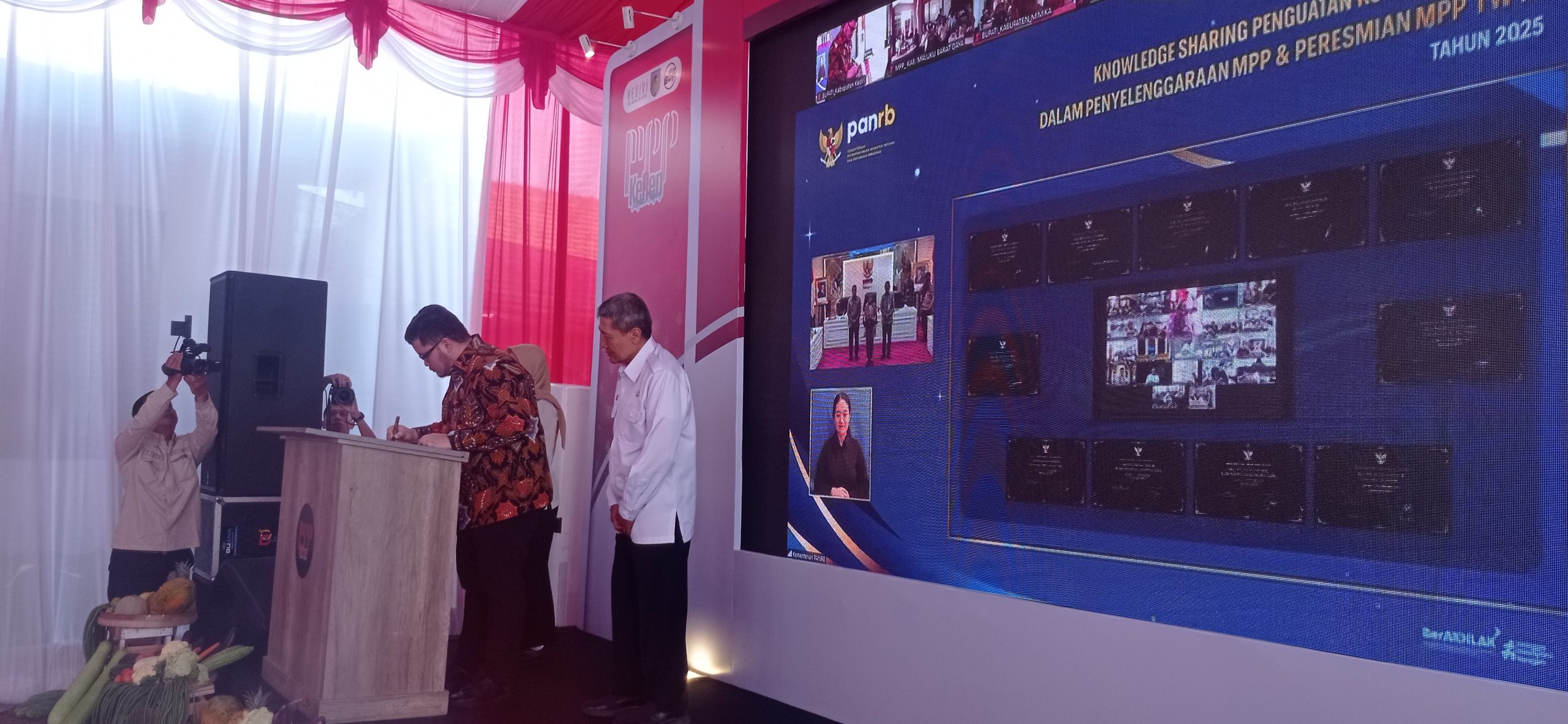 Bupati Kediri Hanindito Himawan resmikan gedung baru Mall Pelayanan Publik (MPP) Kabupaten Kediri Rabu pagi dan dialog virtual dengan Menpan Rb(bakti