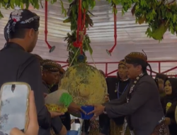 Tradisi Siraman Gong Kyai Pradah, Ribuan Warga Blitar Rebutan Air Berkah