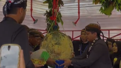 Tradisi Siraman Gong Kyai Pradah, Ribuan Warga Blitar Rebutan Air Berkah