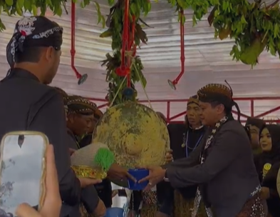 Tradisi Siraman Gong Kyai Pradah, Ribuan Warga Blitar Rebutan Air Berkah