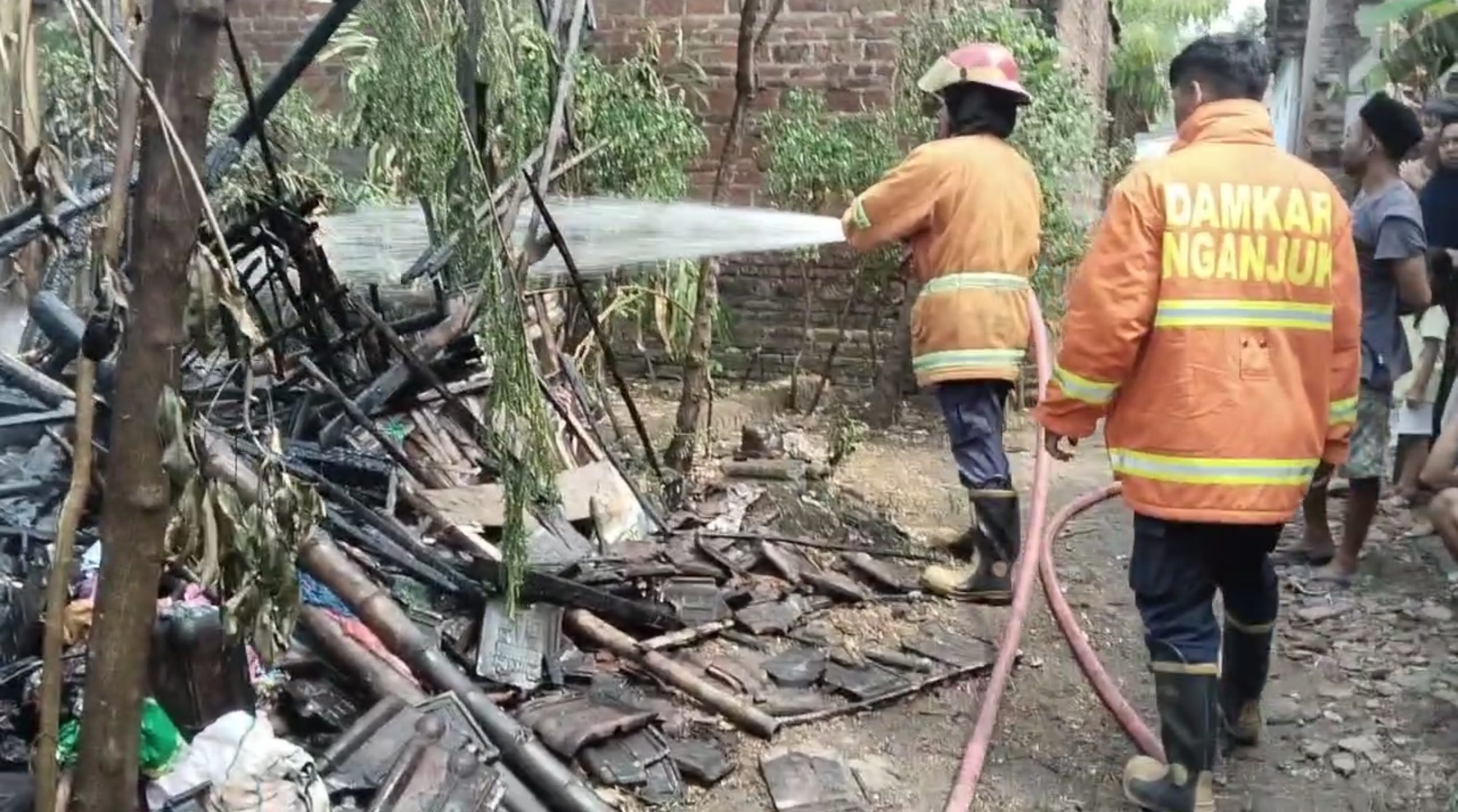 Bakar Sampah Sembarangan, Kandang Ternak di Nganjuk Habis Terbakar