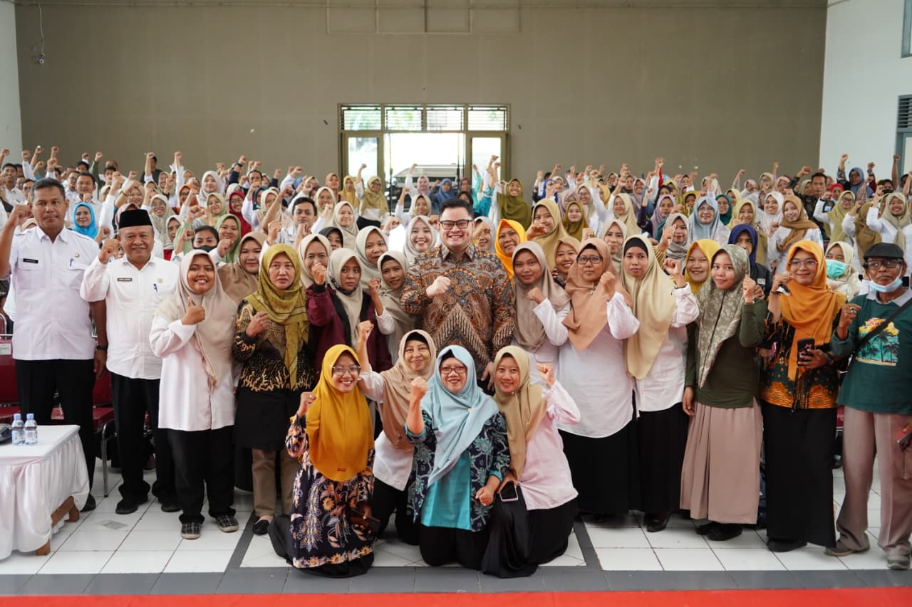 Ratusan Guru Non ASN Terima Bantuan Modal Usaha dari Mas Dhito